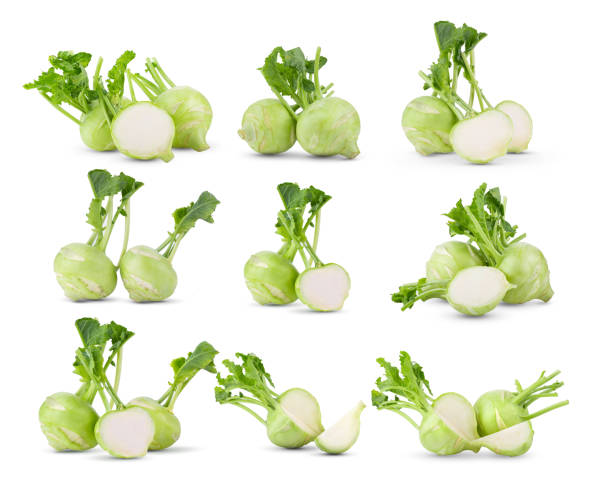set di kohlrabi fresco con foglie verdi sul retro intorno bianco - kohlrabi turnip kohlrabies cabbage foto e immagini stock