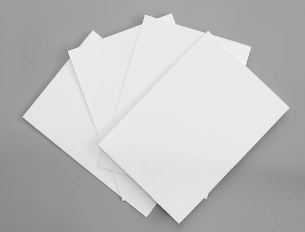 maquettes de livre blanc isolées sur le fond gris, papier portrait blanc a4. magazine journal brochure, peut utiliser des bannières d’affiche produits texture d’entreprise pour votre. - print magazine stack paper photos et images de collection