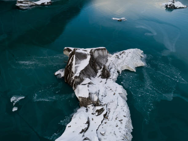 チベット、中国の美しい凍った氷河のラグーンの空中写真 - glacier himalayas frozen lake ストックフォトと画像