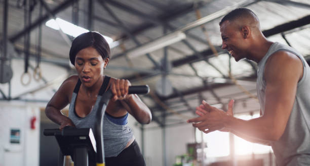 s’il brûle, vous vous rapprochez - spinning instructor exercising gym photos et images de collection