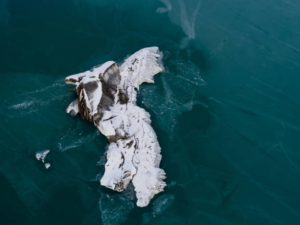 チベット、中国の美しい凍った氷河のラグーンの空中写真 - glacier himalayas frozen lake ストックフォトと画像