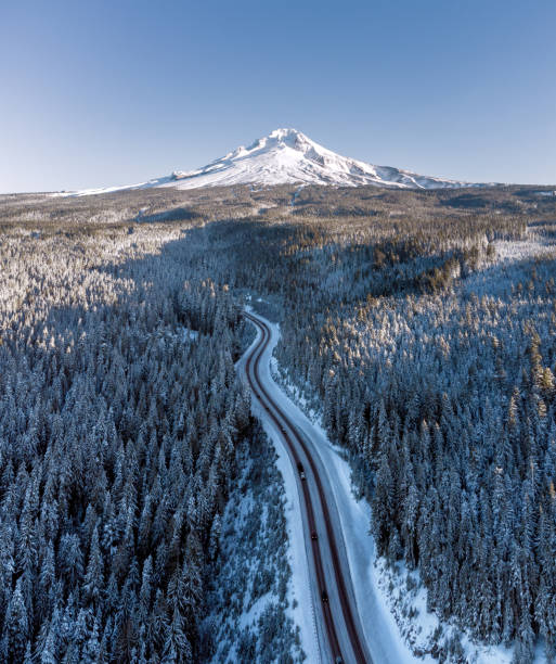 vista aerea del drone del monte hood, o in un giorno d'inverno - mt hood national park foto e immagini stock