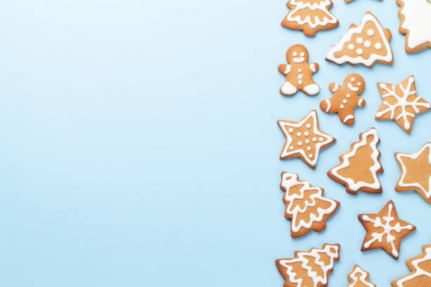 istock Christmas card with gingerbread cookies 1291148645