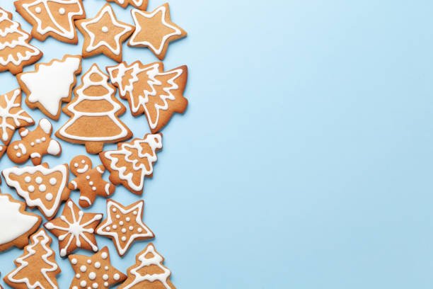 istock Christmas card with gingerbread cookies 1291148664