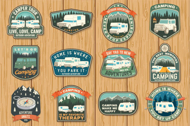 illustrations, cliparts, dessins animés et icônes de ensemble de badges de camping rv, patchs. vector concept pour chemise ou logo, imprimé, timbre ou tee-shirt. conception typographique vintage avec camping-car rv, remorque de camping et silhouette de voiture tout-terrain. - motor home mobile home vehicle trailer camping