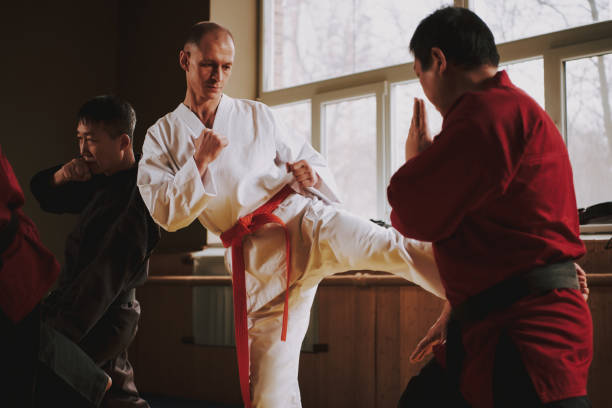 흰색과 빨간색 게이코기의 무술 전투기 두 명이 함께 훈련합니다. - karate belt martial arts judo 뉴스 사진 이미지