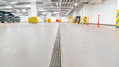 leere-tiefgarage-fokus-auf-den-vordergrundvlinken-hintergrund.jpg?b=1&s=170x170&k=20&c=bRtFmV5Dx-dfAvjxKdrumnGRx8UjX0Nq_q7x-COkUds=