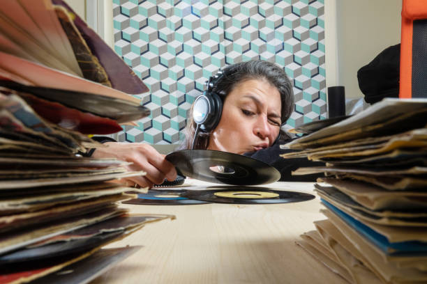 giovane donna che ascolta musica in vinile - italian culture women looking at camera cheerful foto e immagini stock