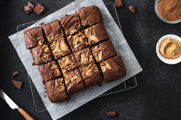 шоколадный пирожный десерт - brownie baked bakery brown стоковые фото и изображения