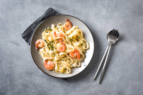 エビフェッティシンパスタ - fettuccine alfredo ストックフォトと画像