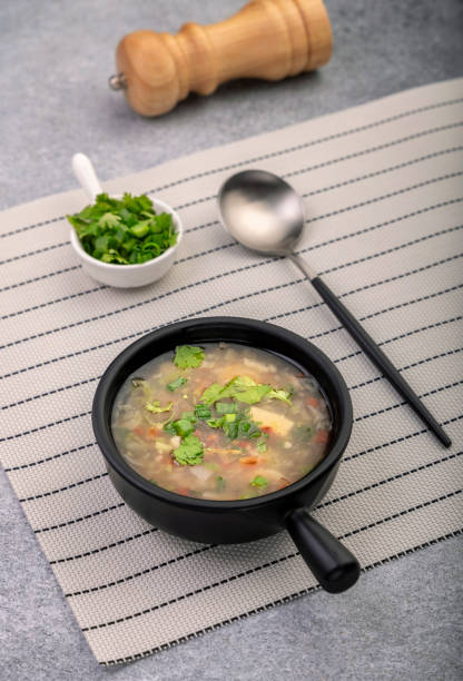 zuppa di verdure calde in una ciotola - parsley cilantro herb freshness foto e immagini stock