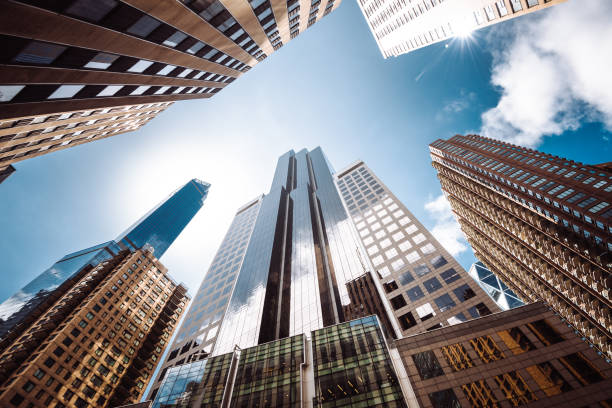 низкий угол высокого здания в манхэттане - new york стоковые фото и изображения