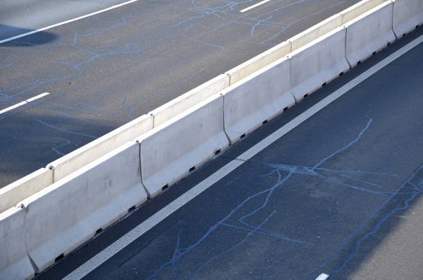 重いコンクリートの障壁によって高速道路。これらは、ルート案内が互いに近すぎる場所で使用されます。鋼製の障壁を使用することができないところ - 工事用通行止めバリア ストックフォトと画像