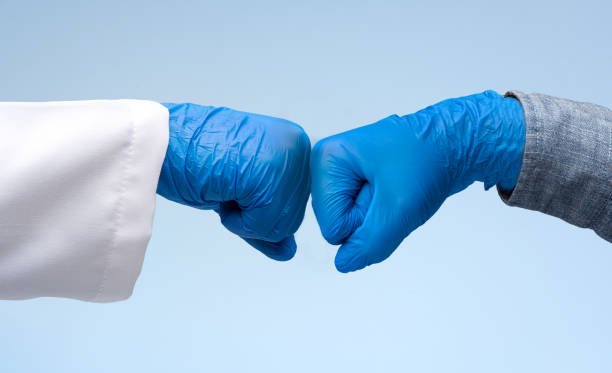 docteur et patient faisant un geste de bosse de poing. - medical check photos et images de collection