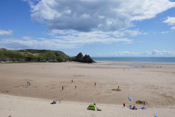 Three Cliffs Bay, Gower, Wales Three Cliffs Bay, Gower, is a bay on the south coast of Gower peninsula gower peninsular stock pictures, royalty-free photos & images