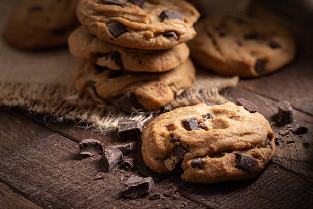 biscotti al cioccolato su un tavolo di legno - dessert sweet food snack cookie foto e immagini stock
