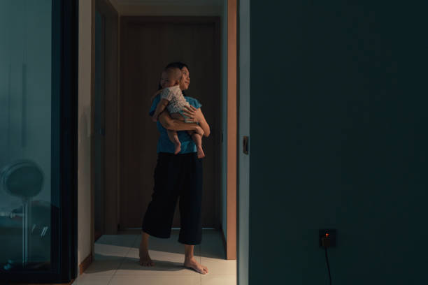 aziatische moeder die aan de behoeften van de pasgeborene in het midden van de nacht bijwoont - badkamer huis fotos stockfoto's en -beelden