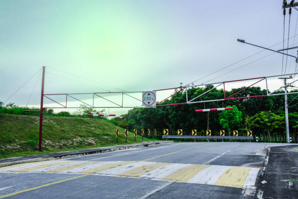 istock High checkpoint to limit over car heigh 1291196600