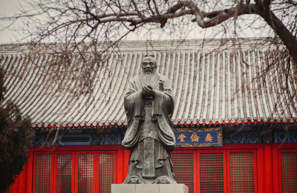 skulptur des konfuzius im konfuzius-tempel. peking, china - chinese culture beijing china buddhism stock-fotos und bilder