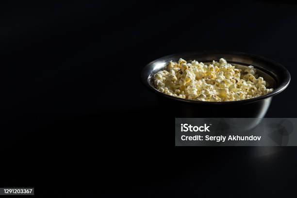 Popcorn Hitam Popcorn Goreng Popcorn Pada Hitam Dengan Copyspace Foto Stok - Unduh ...