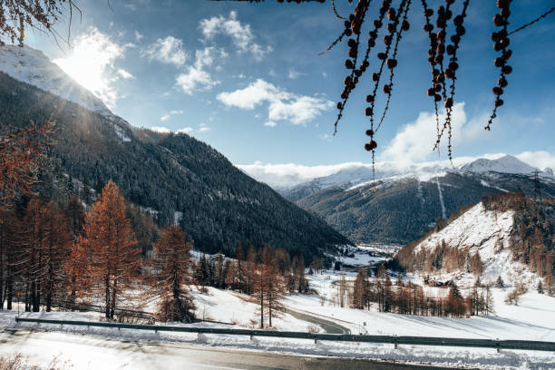 вид на монблан из le thuile - courmayeur european alps mont blanc mountain стоковые фото и изображения