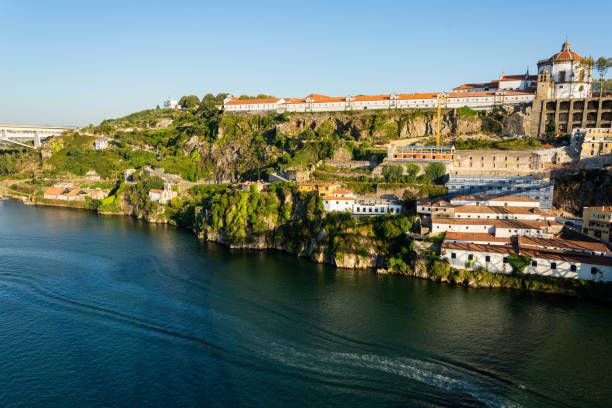 vue sur le monastère serra do pilar. fleuve de douro. ciel bleu - portugal port wine porto the douro photos et images de collection