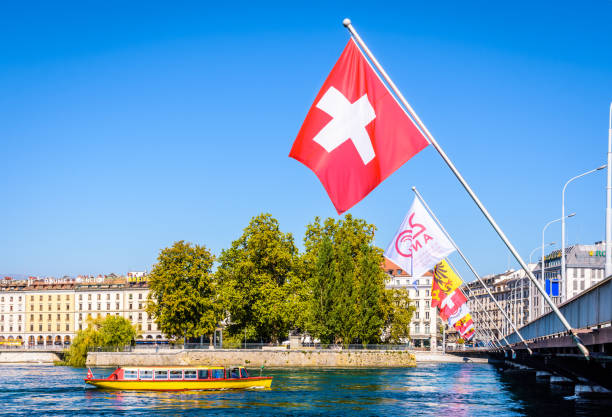 un bus d’eau jaune et des drapeaux suisses à genève. - lake geneva photos et images de collection