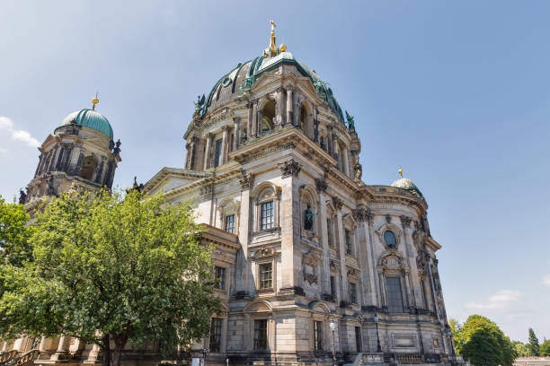dom berliner dome auf der museumsinsel in berlin. - berlin cathedral berlin germany museum island sunlight stock-fotos und bilder