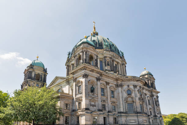 dom berliner dome auf der museumsinsel in berlin. - berlin cathedral berlin germany museum island sunlight stock-fotos und bilder