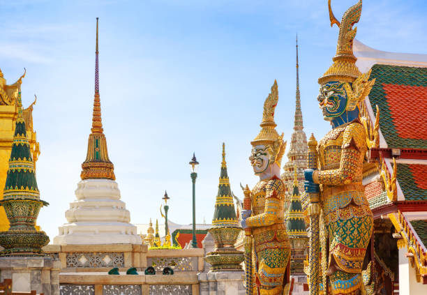 guardián del demonio en wat phra kaew (templo del buda de esmeralda), gran palacio en bangkok, tailandia. - demon statue ancient architecture fotografías e imágenes de stock