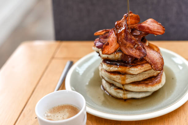 pancake stack with golden syrup and a large portion of bacon as a breakfast or brunch meal - nobody maple tree deciduous tree tree imagens e fotografias de stock