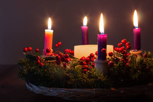 primo passo della corona dell'avvento di natale con candele accese - advent wreath foto e immagini stock
