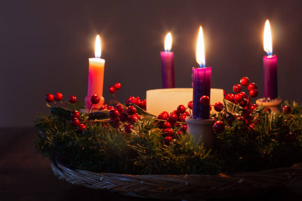 крупным планом рождественский венок пришествия со свечами горит - advent wreath candle christmas стоковые фото и изображения