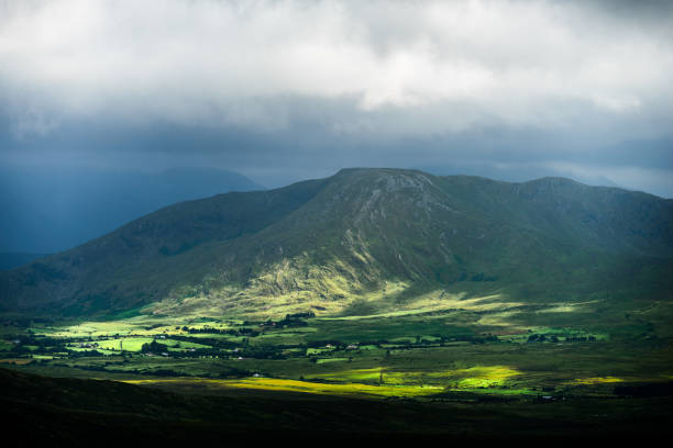 niesamowity widok ze szczytu góry croagh patrick - croagh patrick zdjęcia i obrazy z banku zdjęć