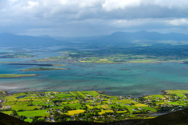 удивительный вид с вершины горы кроа патрик - croagh patrick стоковые фото и изображения