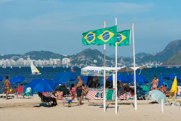 tente de plage avec des indicateurs brésiliens au-dessus - parc flamengo photos et images de collection