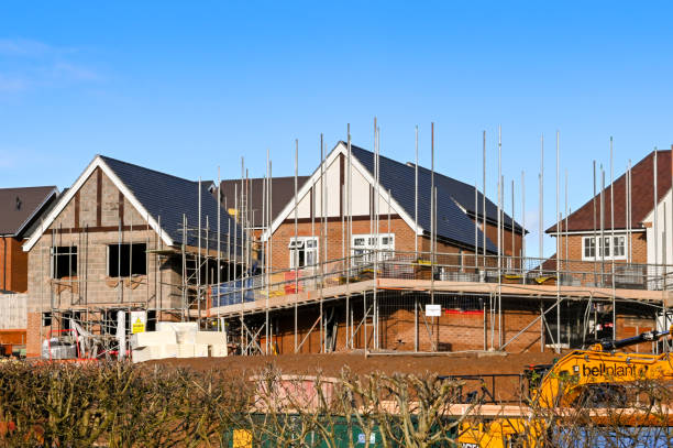 new homes being built on a housing development - uk scaffolding construction building activity imagens e fotografias de stock
