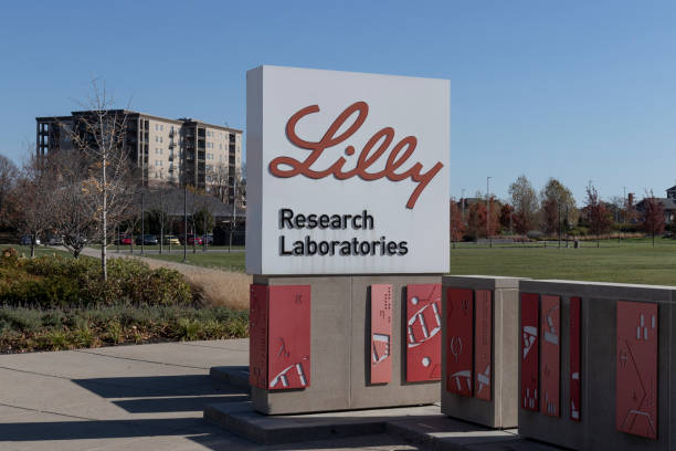 Eli Lilly and Company Research Laboratories. Lilly makes Medicines and Pharmaceuticals. Indianapolis - Circa November 2020: Eli Lilly and Company Research Laboratories. Lilly makes Medicines and Pharmaceuticals. methadone stock pictures, royalty-free photos & images