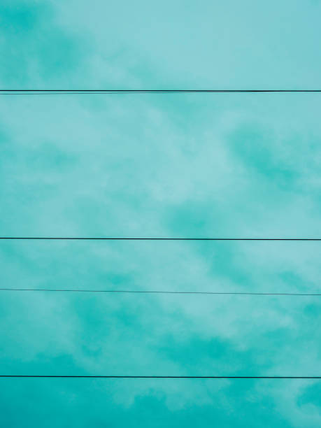 абстрактные горизонтальные линии линий электропередачи на облачном фоне неба - power supply single line in a row sending стоковые фото и изображения