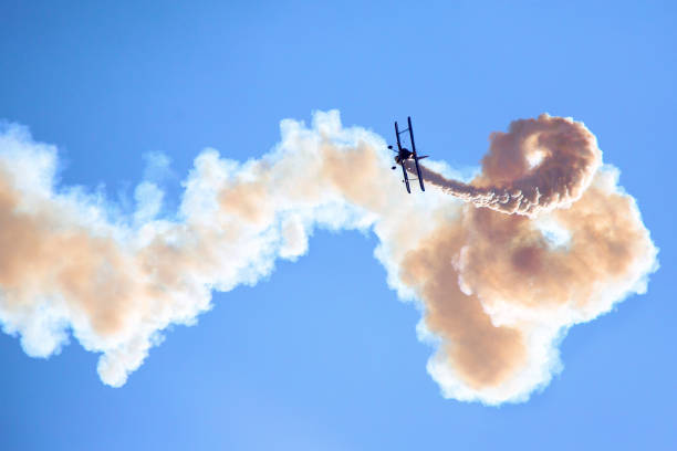 biplano acrobático en el cielo azul - vuelo ceremonial fotografías e imágenes de stock