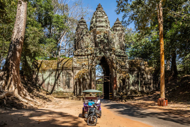 ankor thom, puerta norte - ankor fotografías e imágenes de stock