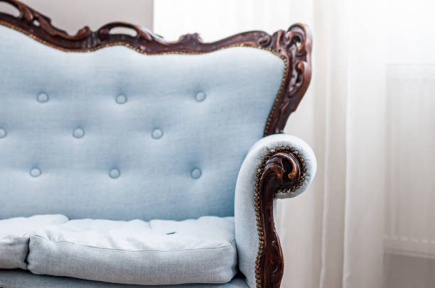 sofa baroque gris antique dans la salle - fauteuil baroque photos et images de collection