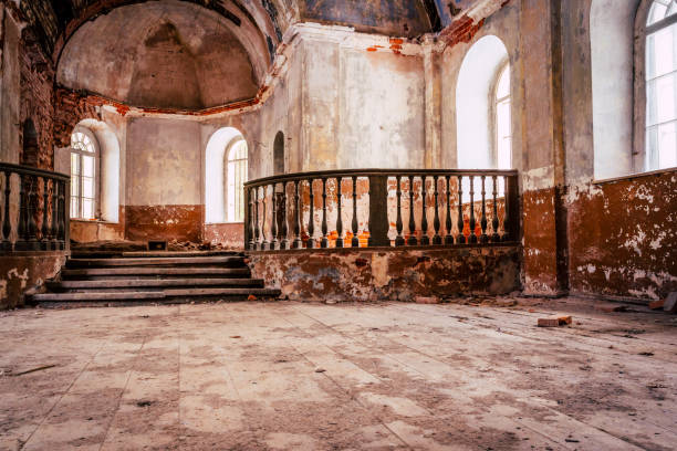 wnętrze starego opuszczonego kościoła na łotwie, galgauska - światło świecące przez okna, kolorowy brązowy motyw - abandoned church indoors dirty zdjęcia i obrazy z banku zdjęć