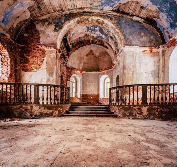 внутренний интерьер старой заброшенной церкви в латвии, гальгауска - свет, сияющий через окна, красочная коричневая тема - abandoned church indoors dirty стоковые фото и изображения