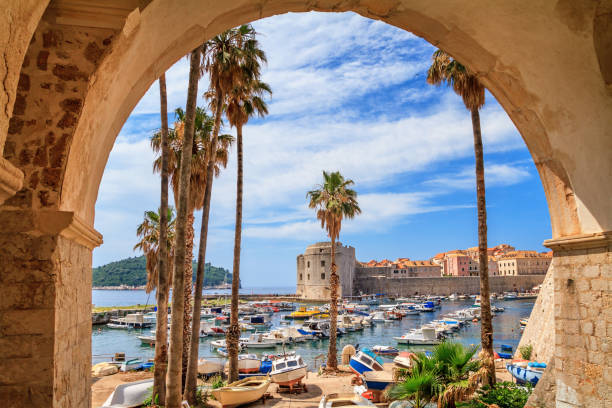 paesaggio estivo costiero - vista sul porto vecchio e sul porto turistico del centro storico di dubrovnik - old sky sea town foto e immagini stock