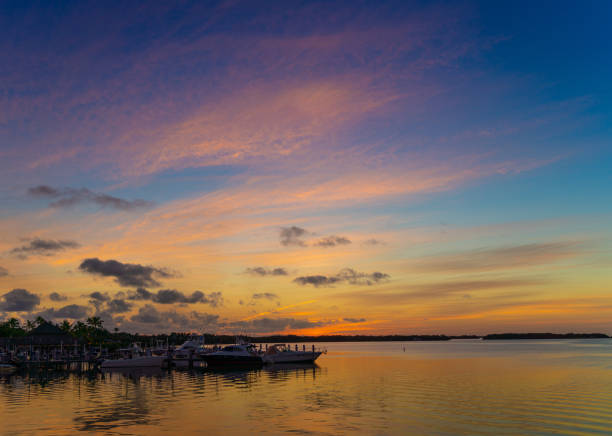 florida keys linda marina do pôr do sol - marina yacht florida sunset - fotografias e filmes do acervo