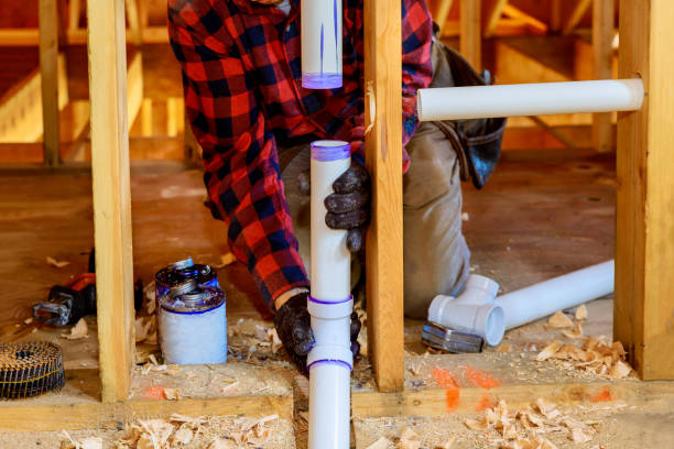 istock Plumber glue white pipe, a mount new plastic drain on new home 1291293182