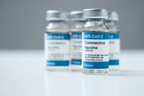 вакцинные флаконы covid-19 - covid vaccine стоковые фото и изображения