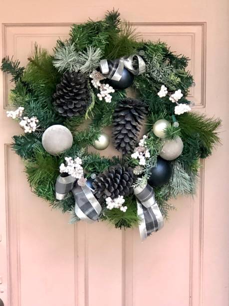 istock Sophisticated Wreath on Pink Door 1291301319