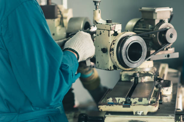 mano de primer plano de ingeniero mecánico en uniforme en maquinaria en fábrica. copiar el concepto de espacio de la línea de producción de mantenimiento en la fábrica industrial - machine operator fotografías e imágenes de stock